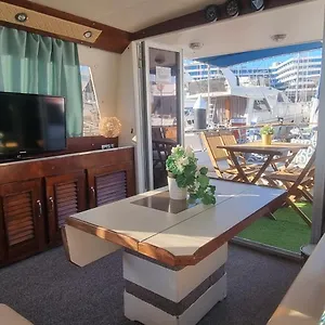  Bateau-hôtel Beautiful And Comfy Boat In With Boat Tour Option